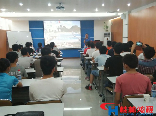 磨粉機(jī)生產(chǎn)基地桂林鴻程總裁容北國給桂林理工大學(xué)學(xué)生講解 磨粉機(jī)生產(chǎn)基地桂林鴻程總裁容北國給桂林理工大學(xué)學(xué)生講解