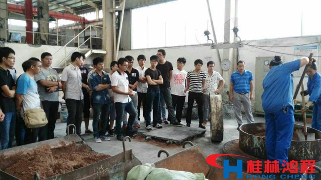 桂林理工大學(xué)學(xué)生參觀桂林鴻程磨粉機(jī)生產(chǎn)車間 桂林理工大學(xué)學(xué)生參觀桂林鴻程磨粉機(jī)生產(chǎn)車間