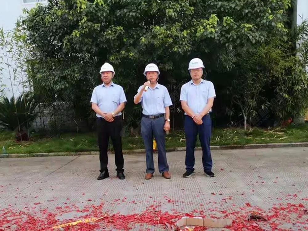 桂林鴻程董事長(zhǎng)容平勛發(fā)表致辭桂林鴻程機(jī)電設(shè)備有限公司廠區(qū)2#生產(chǎn)廠房開工大吉！