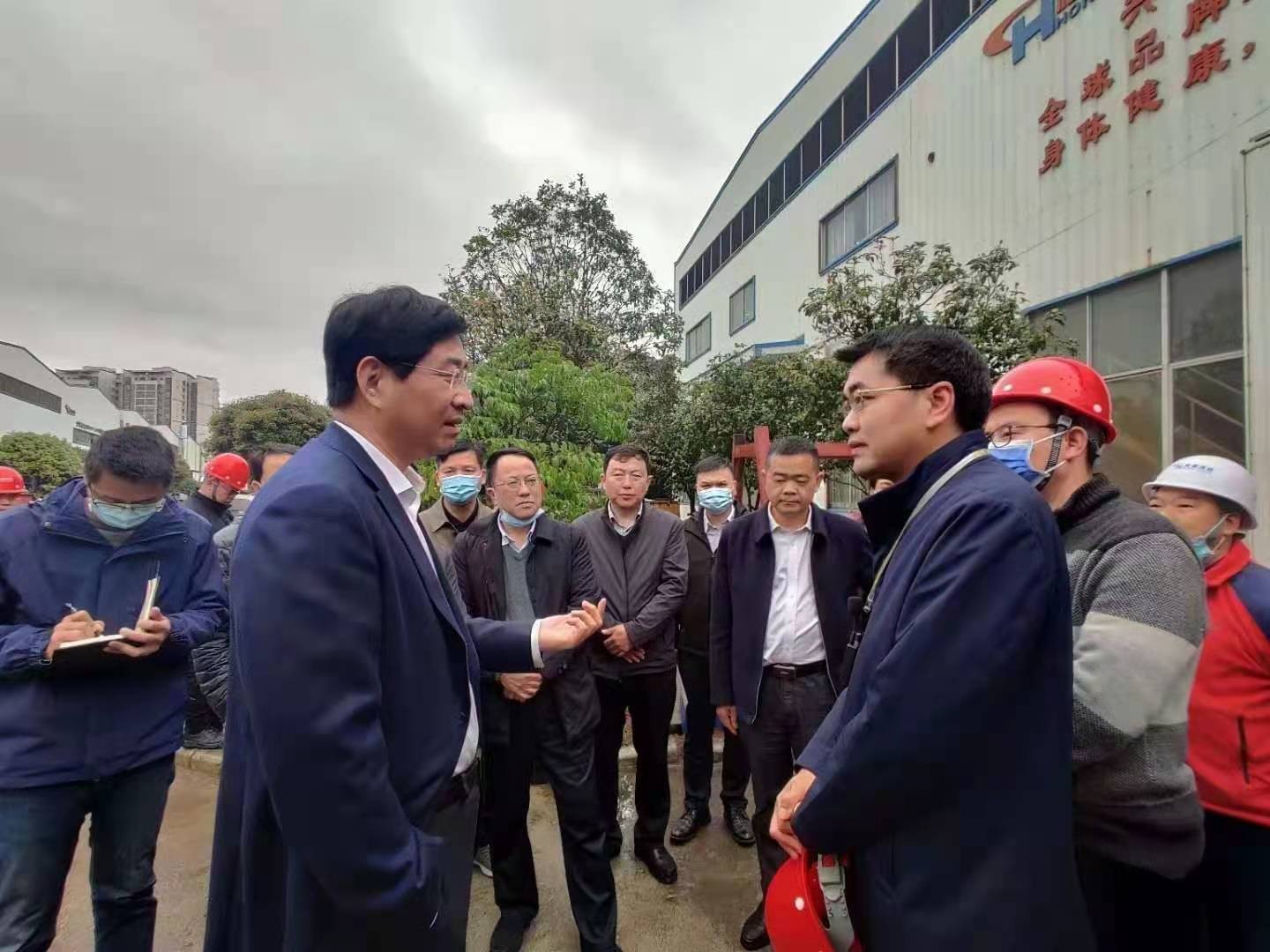 桂林市委書記周家斌書記，鐘洪常務(wù)副市長等市委市政府，區(qū)委區(qū)政府領(lǐng)導(dǎo)一行開年第一站來到廣西桂林鴻程機械廠指導(dǎo)慰問