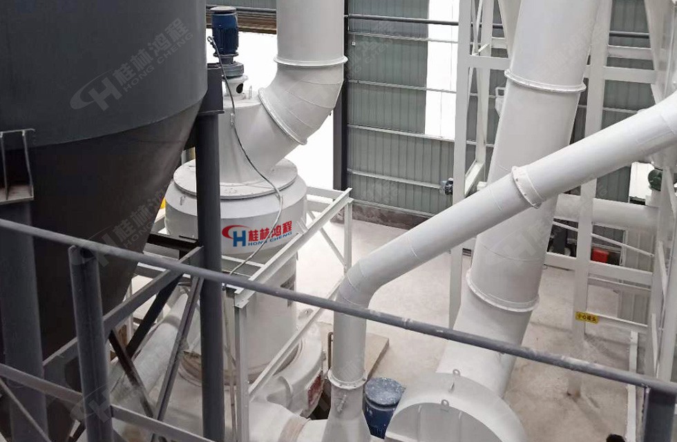 三峽某公司大型石油焦磨機(jī)制粉項(xiàng)目車間HC1700石油焦磨機(jī)現(xiàn)場 三峽某公司大型石油焦磨機(jī)制粉項(xiàng)目車間HC1700石油焦磨機(jī)現(xiàn)場