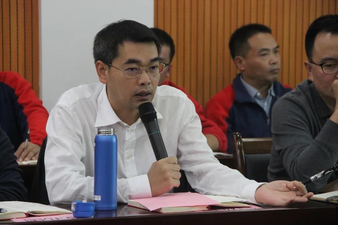 桂林鴻程集團(tuán)老總董事長(zhǎng)容棟國(guó)發(fā)言 桂林鴻程集團(tuán)老總董事長(zhǎng)容棟國(guó)發(fā)言