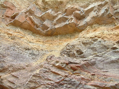 嫩泥，是一種土黃色，灰白色為主的雜色黏土