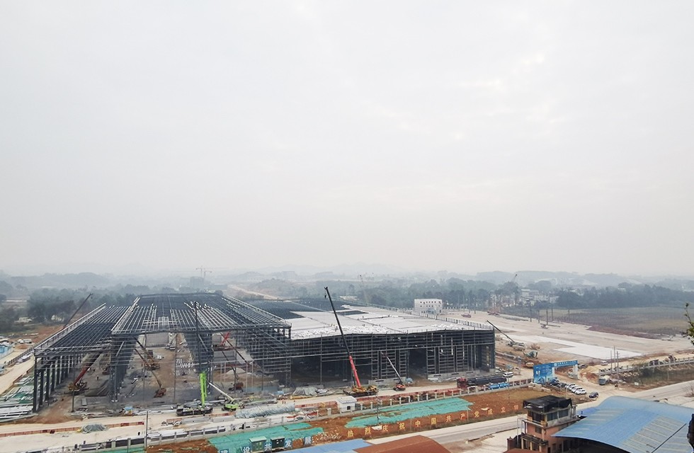 桂林鴻程礦山投資兩江寶山工程進(jìn)度，2022年1月4日桂林鴻程礦山機(jī)械寶山工業(yè)園車(chē)間封頂大吉。