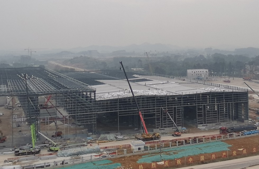 桂林鴻程礦山投資兩江寶山工程進度，2022年1月4日桂林鴻程礦山機械寶山工業(yè)園車間封頂大吉。